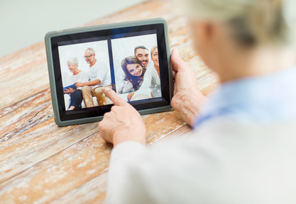 Het bekijken van familiefoto's